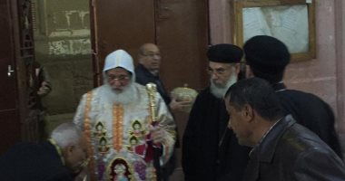 صور.. توافد الأقباط على كنيسة العذراء بطهطا للمشاركة بقداس عيد الميلاد
