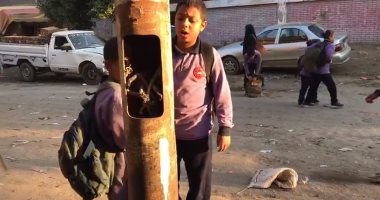 مصائد الموت تنتظر أطفال الجيزة.. أعمدة إنارة دون غطاء أمام مدرسة ابتدائية بطموه