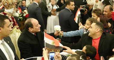 الورود تنهال على الرئيس السيسى بكاتدرائية ميلاد المسيح والمشاركين يهتفون له