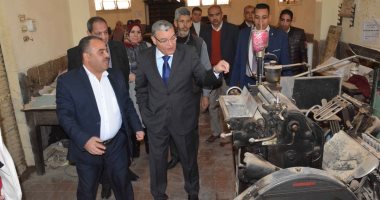 صور.. محافظ المنيا يُقيل مدير "مشروع المطبعة" خلال زيارة مفاجئة