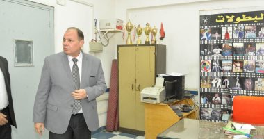 صور.. محافظ أسيوط يفاجئ مركز شباب ديروط ويحيل المقصرين للتحقيق