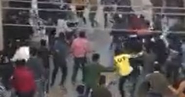 مشاجرة جماعية لطلاب المرحلة الثانوية بالشرقية أمام إحدى المدارس.. فيديو وصور