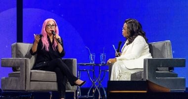 فيديو.. ليدى جاجا تتسبب فى بكاء أوبرا وينفرى بأول حلقات برنامجها.. اعرف السبب