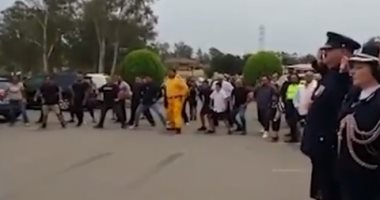 رجال إطفاء يرقصون فى جنازة زميل لهم لقى مصرعه بحرائق أستراليا.. فيديو
