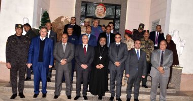 صور.. محافظ الأقصر ومساعد وزير الداخلية يقدمان التهاني لقيادات الكنائس 