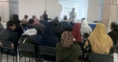 صور.. "القوى العاملة" بالأقصر تبدأ تدريب موظفينها على لغة الإشارة