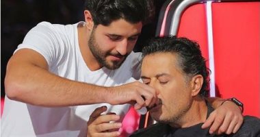 "ما فى اطيب من هيك"..نجل راغب علامة يشربه القهوة فى كواليس برنامج The voice