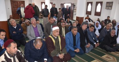 محافظ مطروح يلتقى أهالى قرية النصر للاستماع إلى مطالبهم وحل مشاكلهم..صور