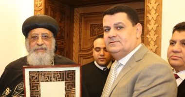 صور.. رئيس حماية المستهلك يهدى البابا تواضروس درع الجهاز للتهنئة بعيد الميلاد