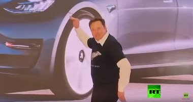 شاهد.. مؤسس شركة "تيسلا" الأمريكية يرقص فى افتتاح مصنع فى الصين
