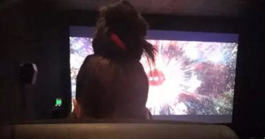 بعد فشلها في مشاهدة فيلم.. بريطانية تطالب بتحديد تسريحات الشعر فى السينمات