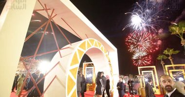 فيديو.. الألعاب النارية تزين سماء الغردقة قبل انطلاق حفل الأفضل فى أفريقيا