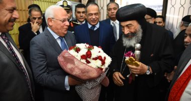 صور.. محافظ بورسعيد يزور كنيسة الكاتدرائية ويقدم التهنئة للأنبا تادروس