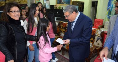 صور .. محافظ المنيا يهنئ أطفال "دار البنات القبطية" بعيد الميلاد المجيد