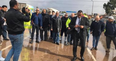 صور.. إنشاء بيارة صرف لمياه الأمطار غرب الإسكندرية لحل أزمة تعطل المرور