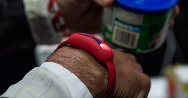 لو مش عارف تعمل دايت.. أسورة ذكية تمنعك من تناول الوجبات السريعة   