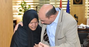 صور.. محافظ أسوان يخصص وحدة سكنية ومساعدة مالية لمواطنة مسنة