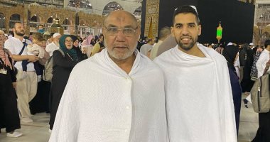 مؤمن زكريا يؤدى مناسك العمرة بصحبة والده .. صور