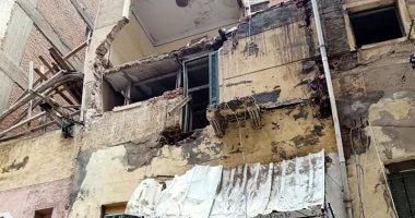 صور.. سقوط أجزاء من عقار بالإسكندرية دون حدوث إصابات