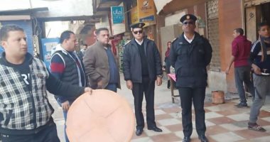 صور.. غلق وتشميع 11 محلا ومقهى بدون تراخيص فى حملة لشرطة المرافق بالغربية