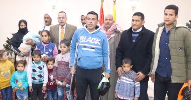 محافظ شمال سيناء يستقبل عددا من أسر الشهداء