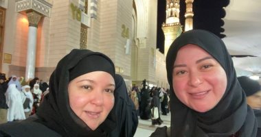 مى نور الشريف وشقيقتها سارة تؤديان مناسك العمر.. صور