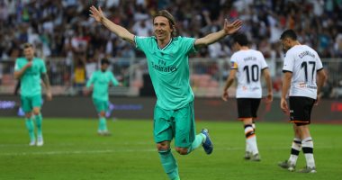 ريال مدريد يقهر فالنسيا بثلاثية ويتأهل لنهائي السوبر الإسباني.. فيديو
