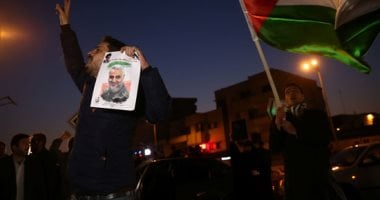 احتفالات الإيرانيين بإطلاق صواريخ على قاعدة عين الأسد الأمريكية فى العراق