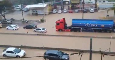 بعد مساعدته للناس وتعطل سيارته ..وصول سيارة شريف خيرى للعربية للتصنيع "فيديو"