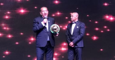 الكاف يكرم كامل أبو على خلال حفل افضل لاعب بإفريقيا