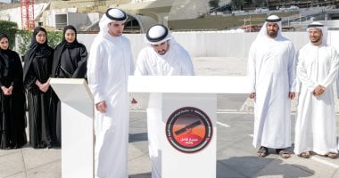 ولى عهد دبى يوقع على القطعة الأخيرة من "مسبار الأمل" قبل انطلاقه للمريخ