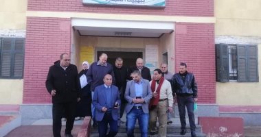 صور.. رئيس مدينة سمنود يحيل أطباء وموظفين للتحقيق لتركهم العمل