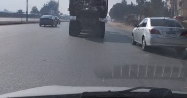 "سيبها علينا".. قارئ يرصد سيارة محملة بالقمامة بطريق الأوتوستراد