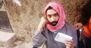 سيبها علينا.. شاب مصاب بقطع فى الحبل الشوكى بسوهاج يناشد بعلاجه ومعاش شهرى