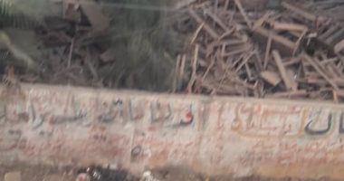 مدرسة بقرية المهندس تتحول لـ"وكر" للكلاب الضالة بعد إغلاقها منذ 15 عاما