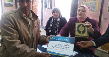 صور.. وكيل تعليم كفر الشيخ تكرم سائق المديرية لأمانته