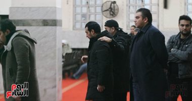 إيهاب توفيق يشيع جثمان والده إلى مثواه الأخير