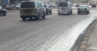سيبها علينا .. أهالى الإسكندرية يشكون من تآكل طبقة الأسفلت بالكورنيش (صور)