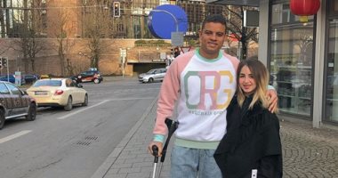 سعد سمير وزوجته فى ألمانيا بعد إجراءه عمليه جراحية.. صور