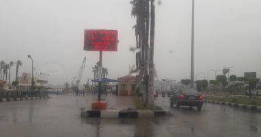 المرور : أمطار خفيفة بالطرق لا تؤثر على الحركة.. والسيارات تسير بانتظام