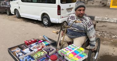 سيبها علينا.. شاب من ذوى الإعاقة يبيع مناديل بشوارع طنطا ويطالب بتوفير كشك