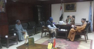 رئيس مدينة إسنا يناقش إنشاء مستشفى غسيل كلوى بقرية العضايمة لخدمة الأهالى