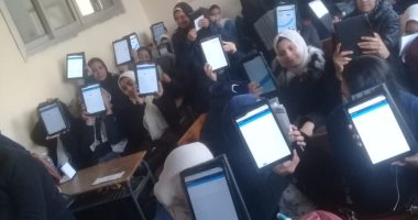 تعليم القاهرة تجرى تجربة للدخول على منصة الامتحانات بالتابلت .. صور