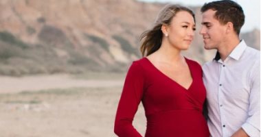 أزرق وأحمر.. أشكال مختلفة لفساتين السهرة للمرأة الحامل