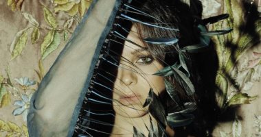 يسرا اللوزى تخطف الأنظار بإطلالات مزينة بالريش على صفحات مجلة فوج