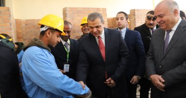 وزير القوى العاملة: العامل المصرى جبار.. ولو توفرت له إمكانيات سيصبح الأفضل