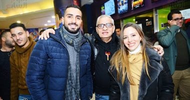 صور.. الشرنوبى وجميلة عوض يشاهدان "بنات ثانوى" مع جمهور السينما