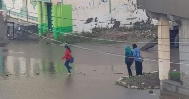 شكوى من غرق شوارع قرية الكوم الأحمر بالمياه فى محافظة كفر الشيخ 
