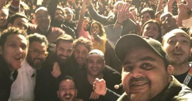شيكو يلتقط سيلفى مع الجمهور بعد عرض مسرحيته عطل فنى بالسعودية