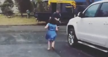 غاب 11 يومًا عن أسرته لإطفاء حرائق أستراليا.. فكيف استقبله أطفاله؟.. فيديو وصور